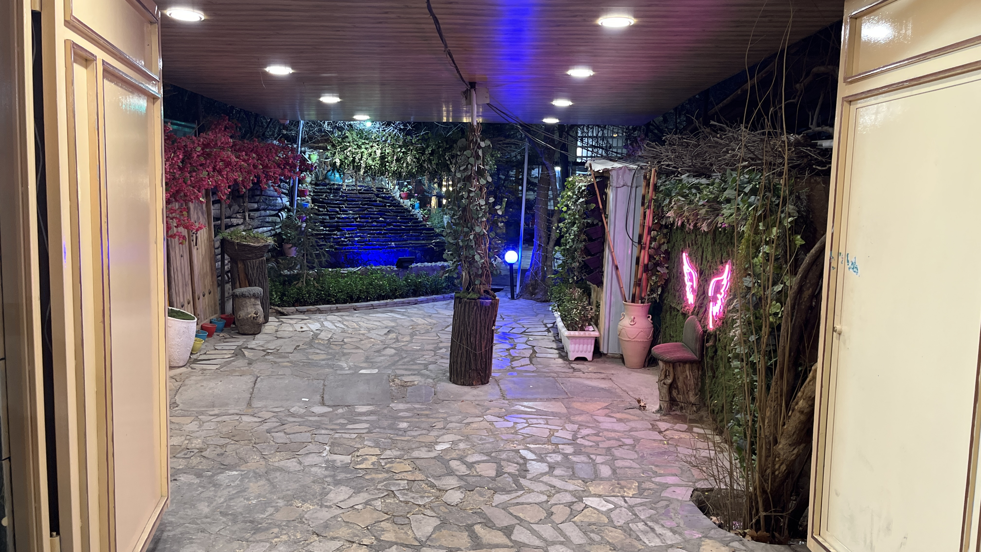 کافه باغ دنا