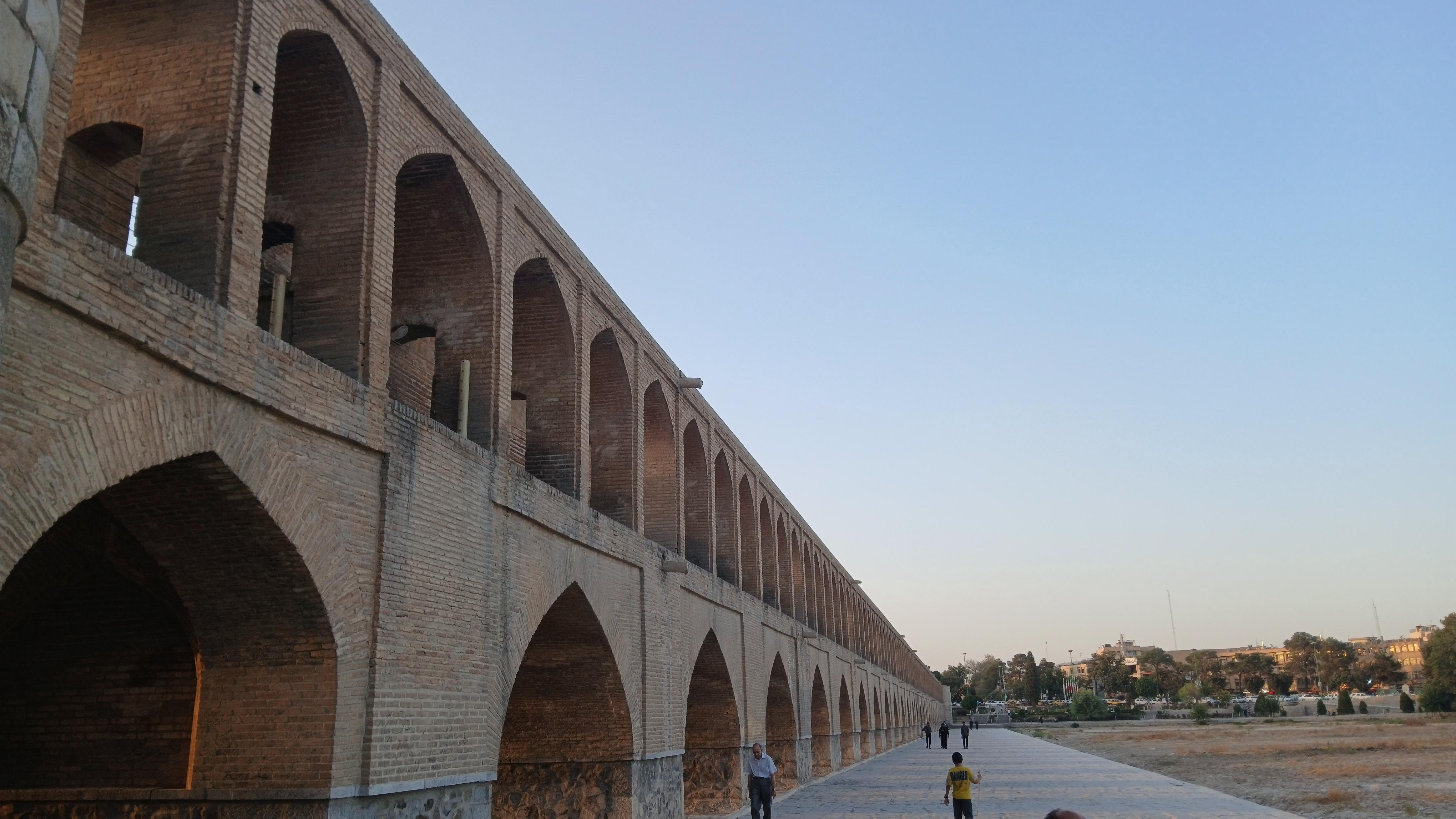 سی و سه پل
