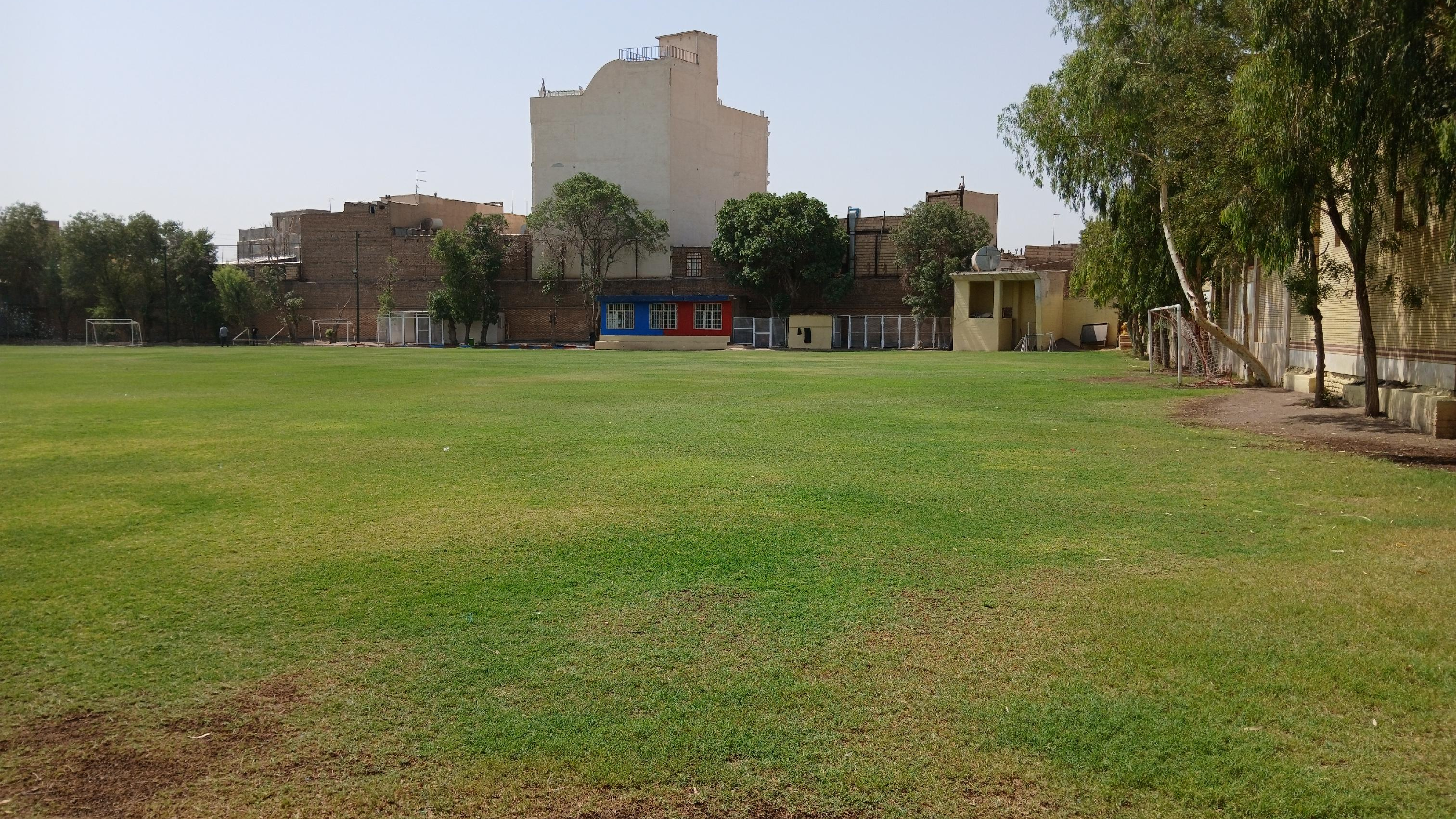 زمین چمن دبیرستان امام صادق (ع)