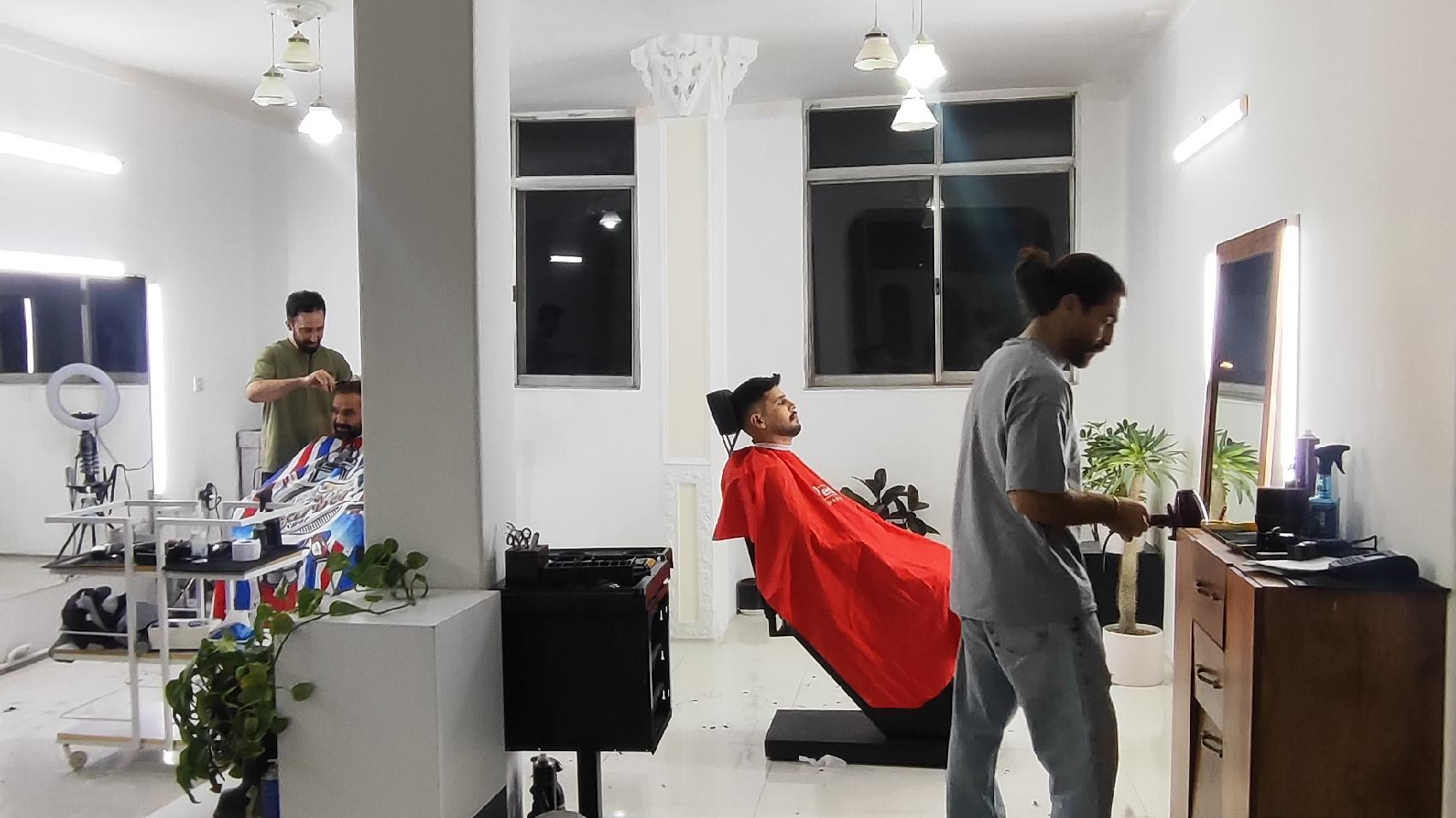 آرایشگاه حسین باربر