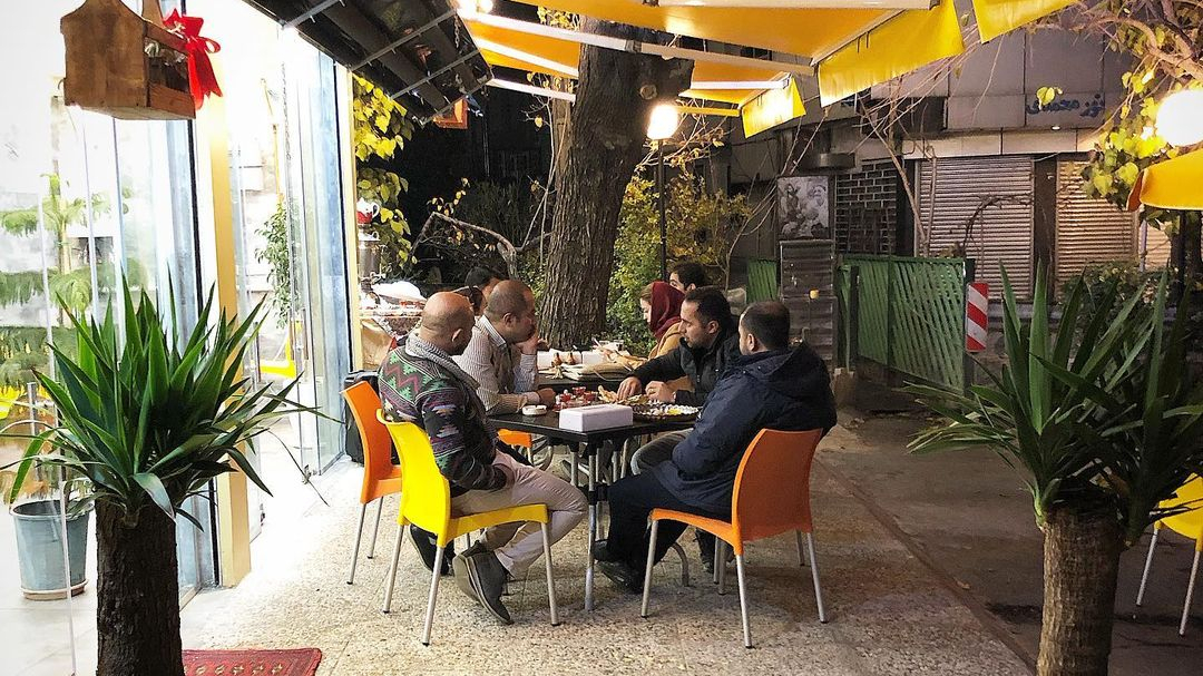 رستوران عمو هوشنگ و پسران