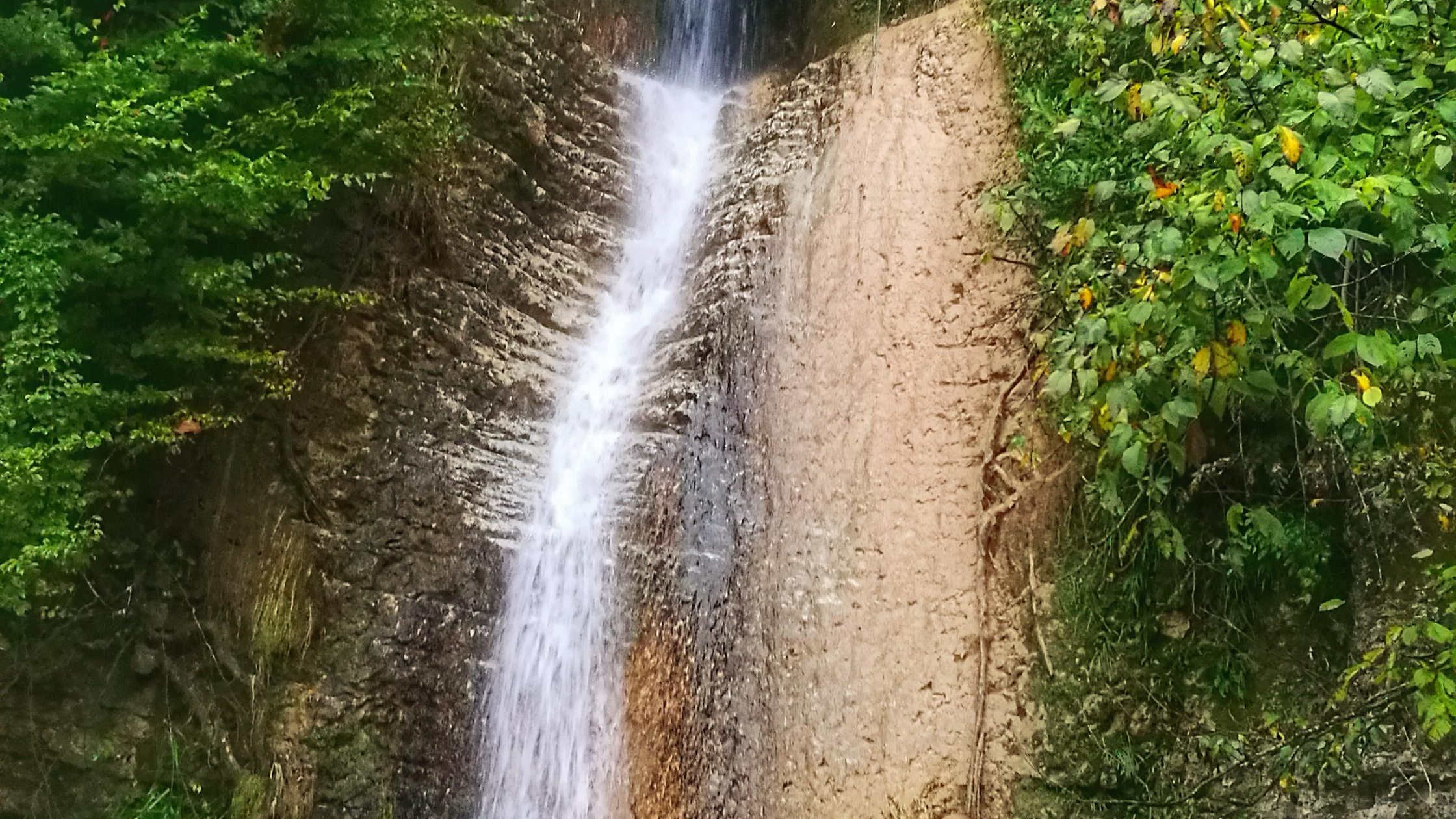 آبشار آب شرشر