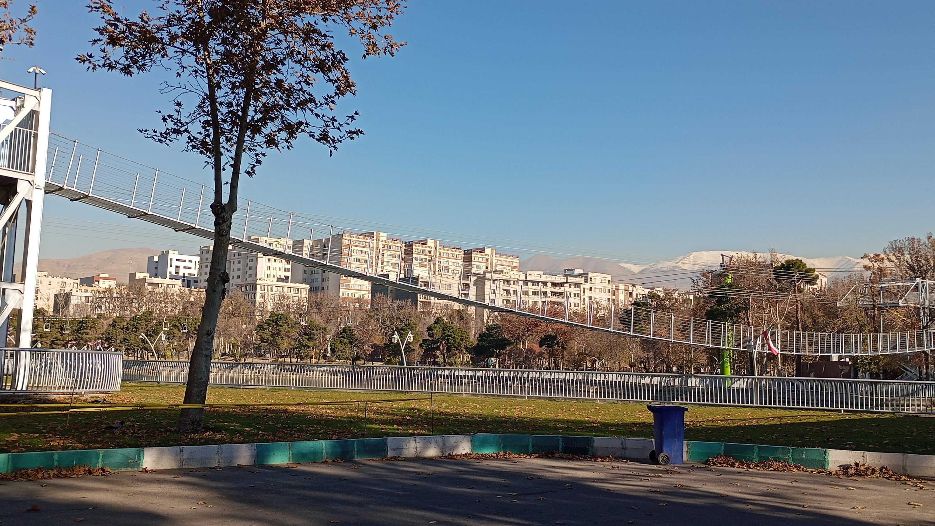 پل معلق دریاچه پارک ارم