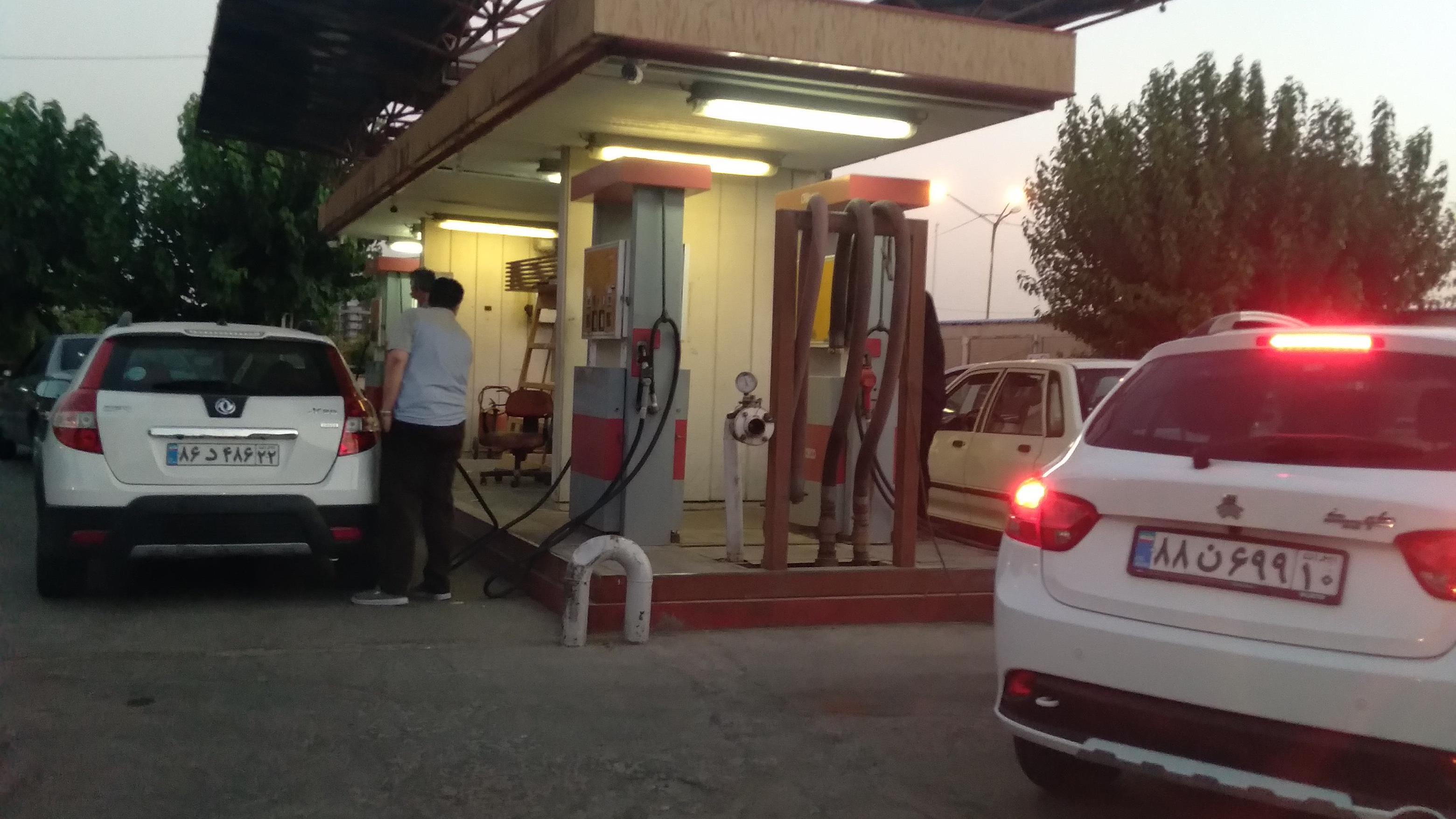 پمپ بنزین ولیعصر(حکیمیه)
