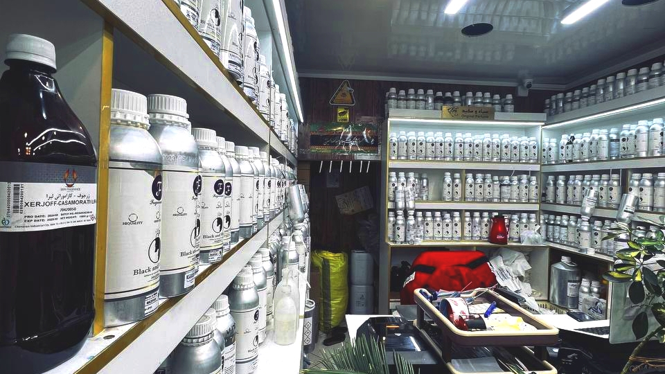 فروشگاه عطر سیاه و سفید