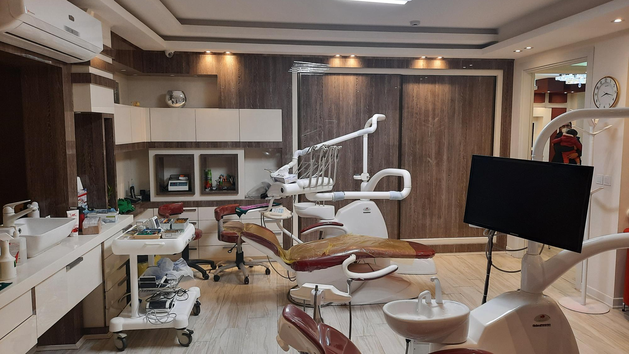 مطب دکتر حسین رسولی متخصص درمان ریشه دندان