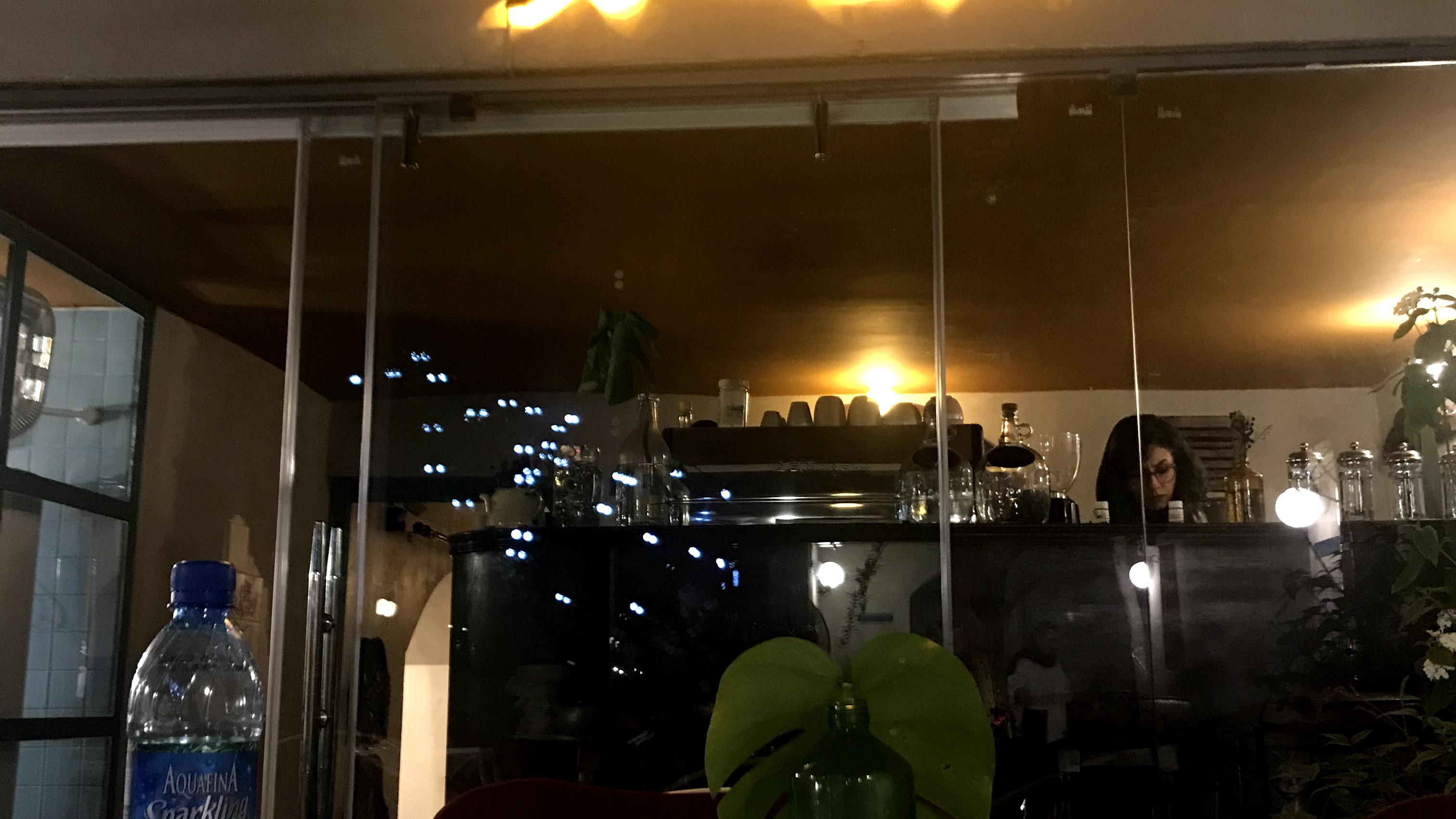 کافه رستوران اینجا میان شهر