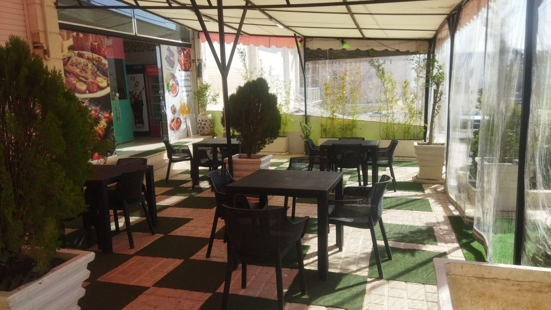 رستوران و بیرون‌ بر توکمی