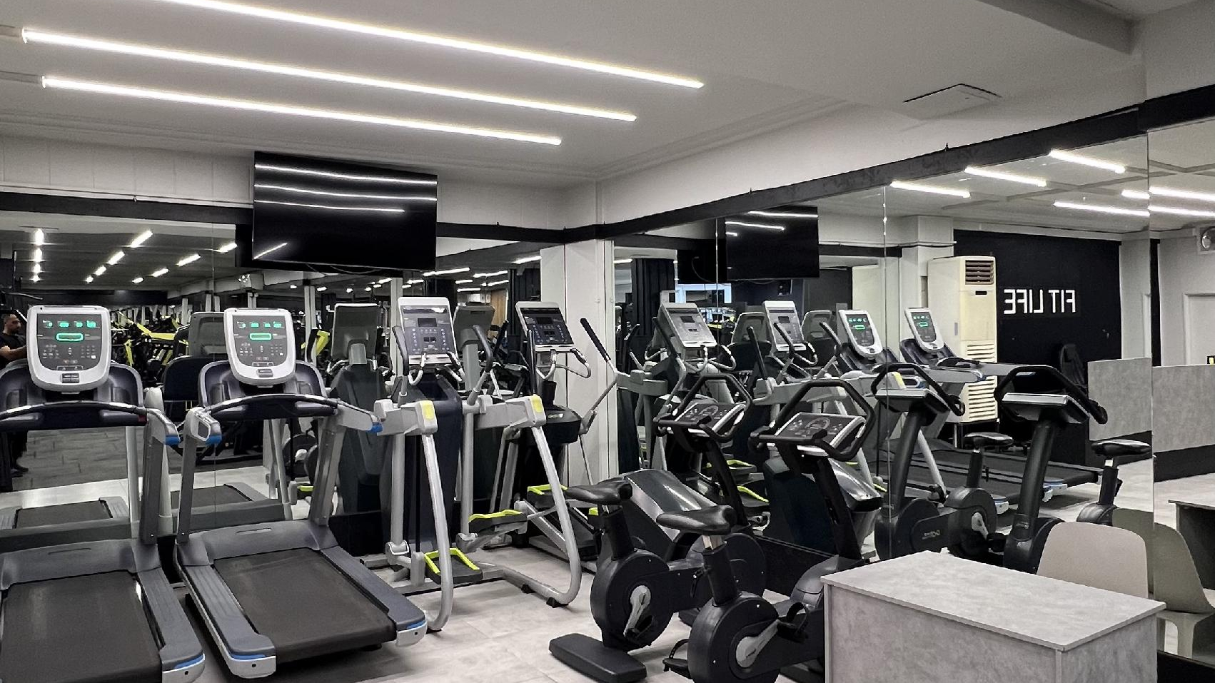 باشگاه بدنسازی فیت لایف