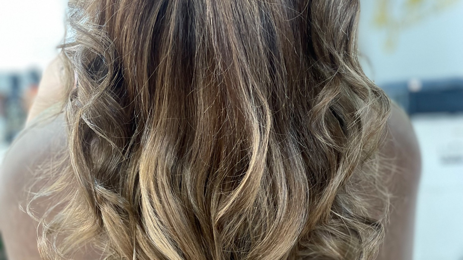 متخصص و برترین استاد رنگ و لایت (عطیه)