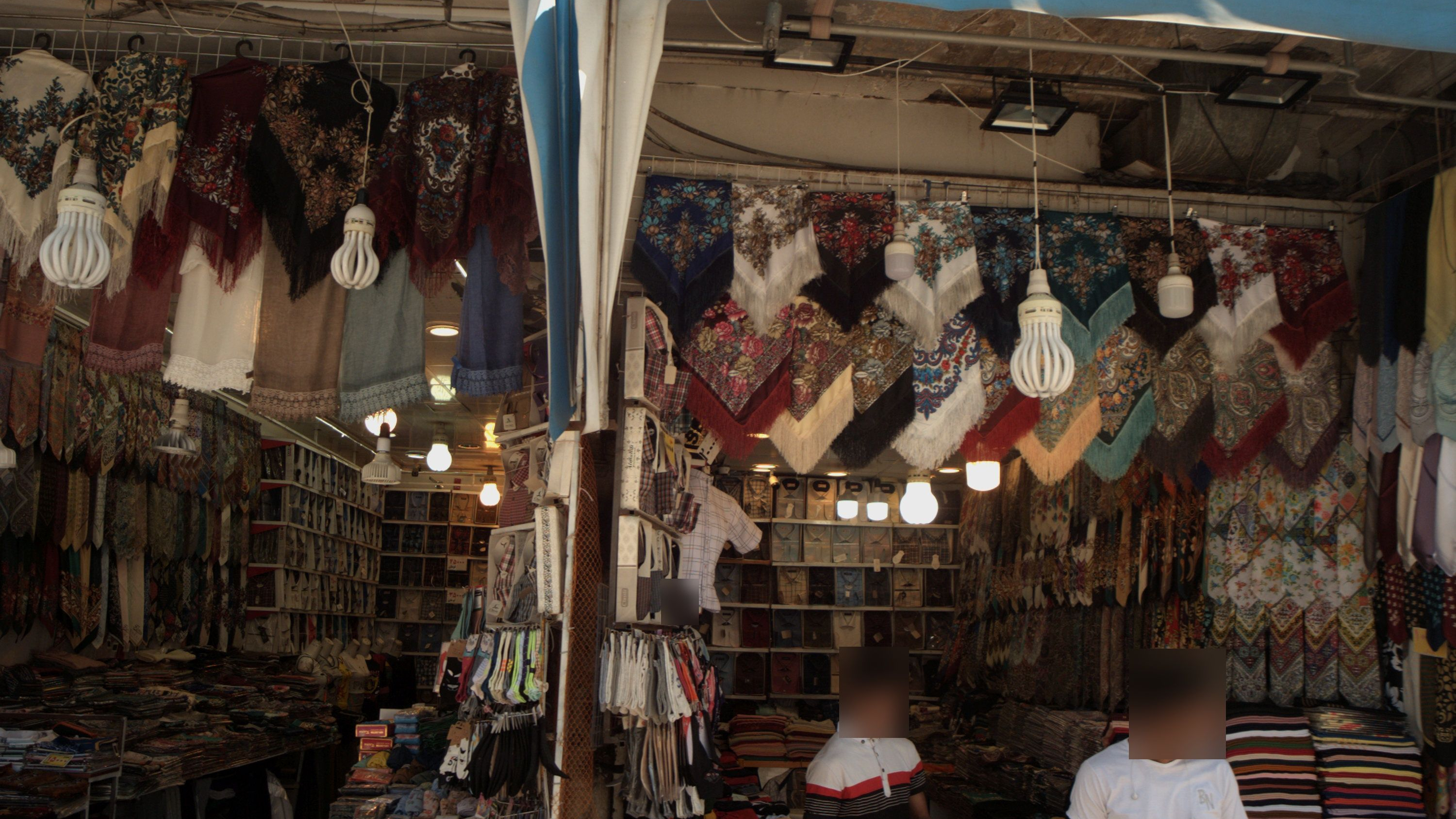فروشگاه پوشاک و روسری فروشی