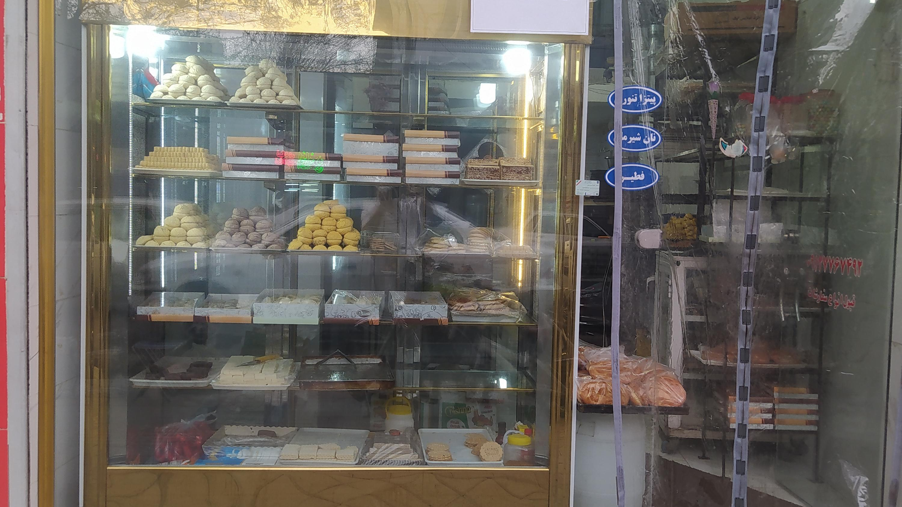 کیک و شیرینی یملی پیراشکی