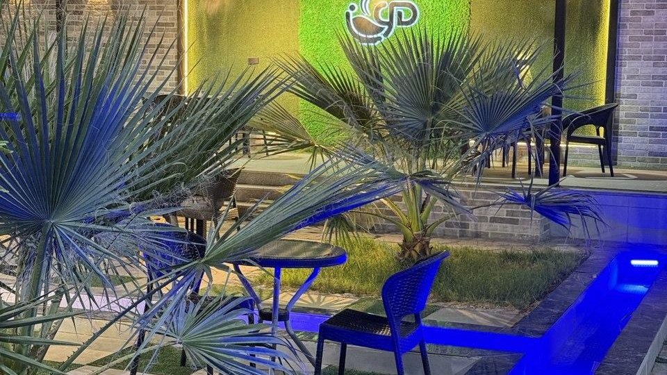 کافه باغ مون