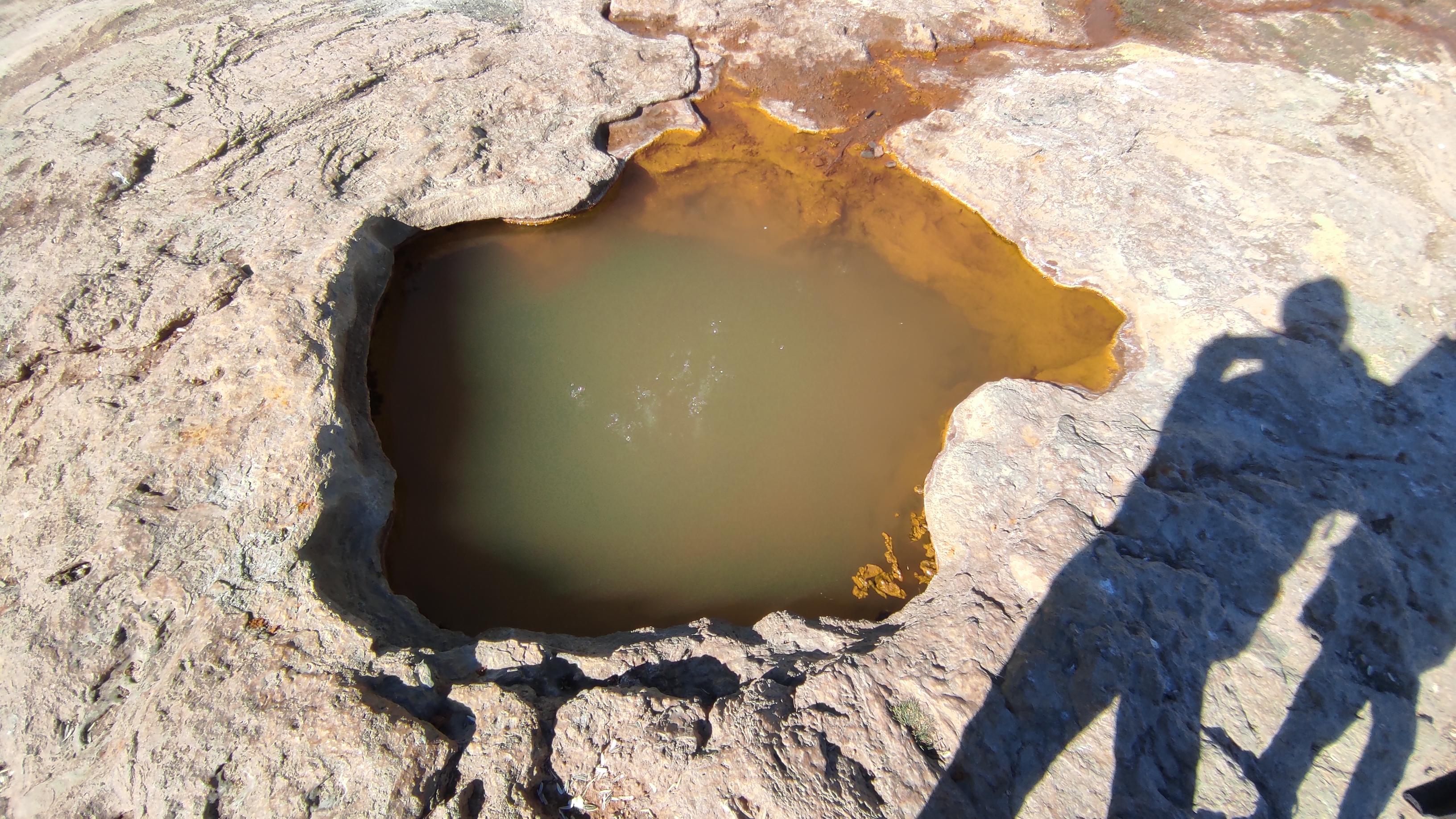 چشمه آب سرخ فریزهند