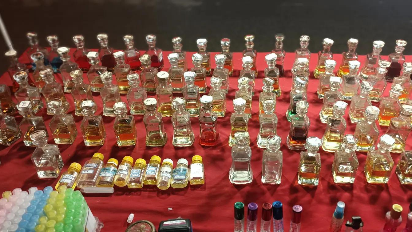 عطر و ادکلن و ساعت فروشی کامران مجاهد