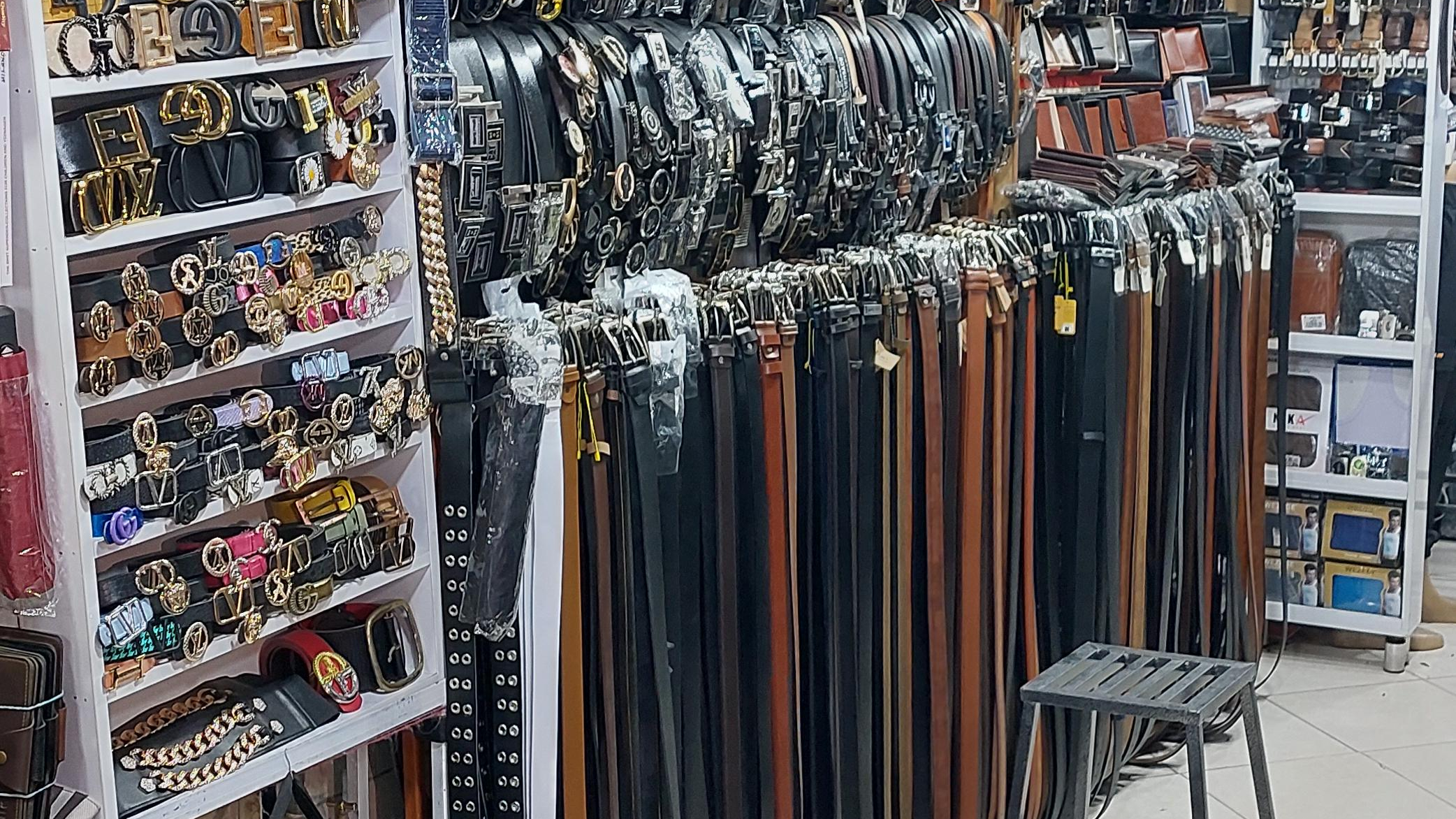 فروشگاه پوشاک اطلس (آقاسی)