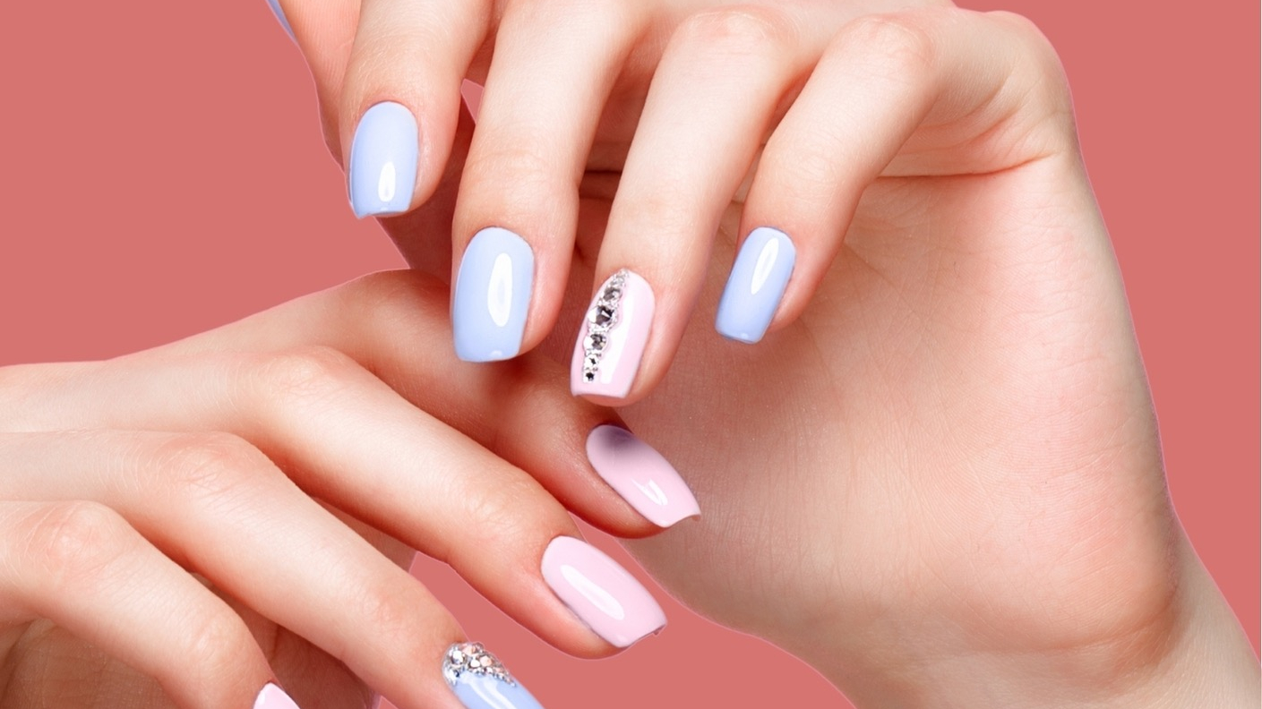 کاشت ترمیم و طراحی ناخن نيوشا