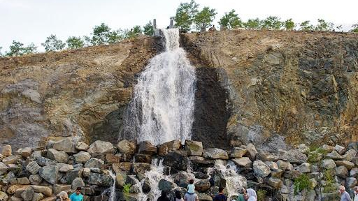 آبشار مصنوعی کوه پارک