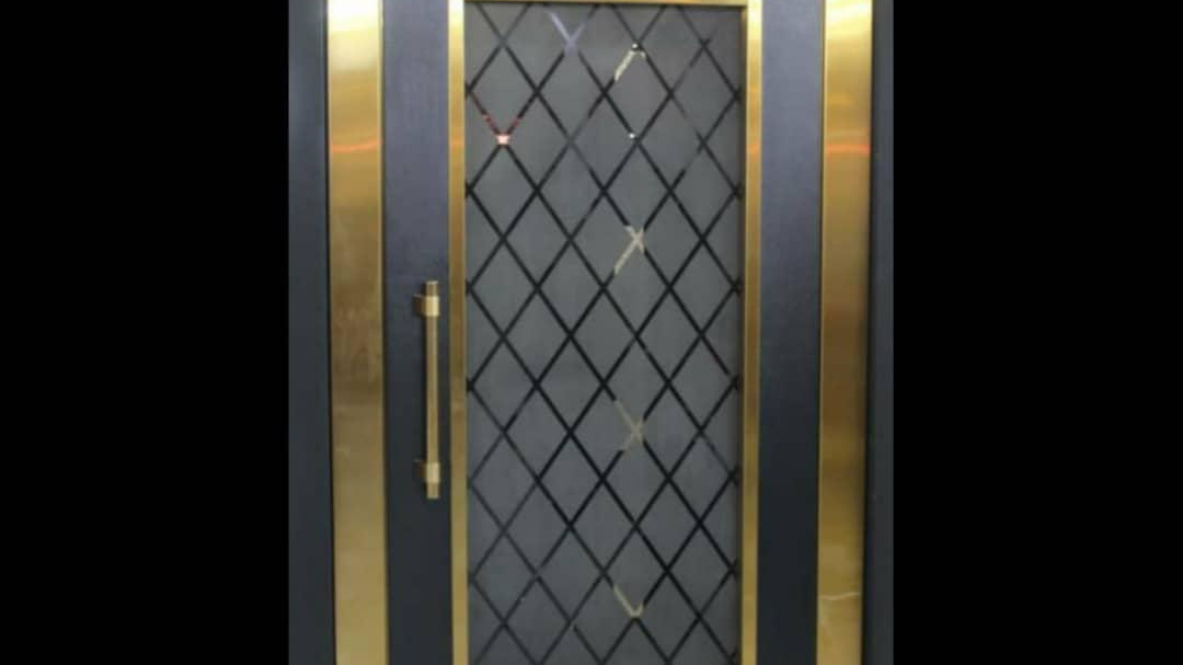 درب لولایی آسانسور
