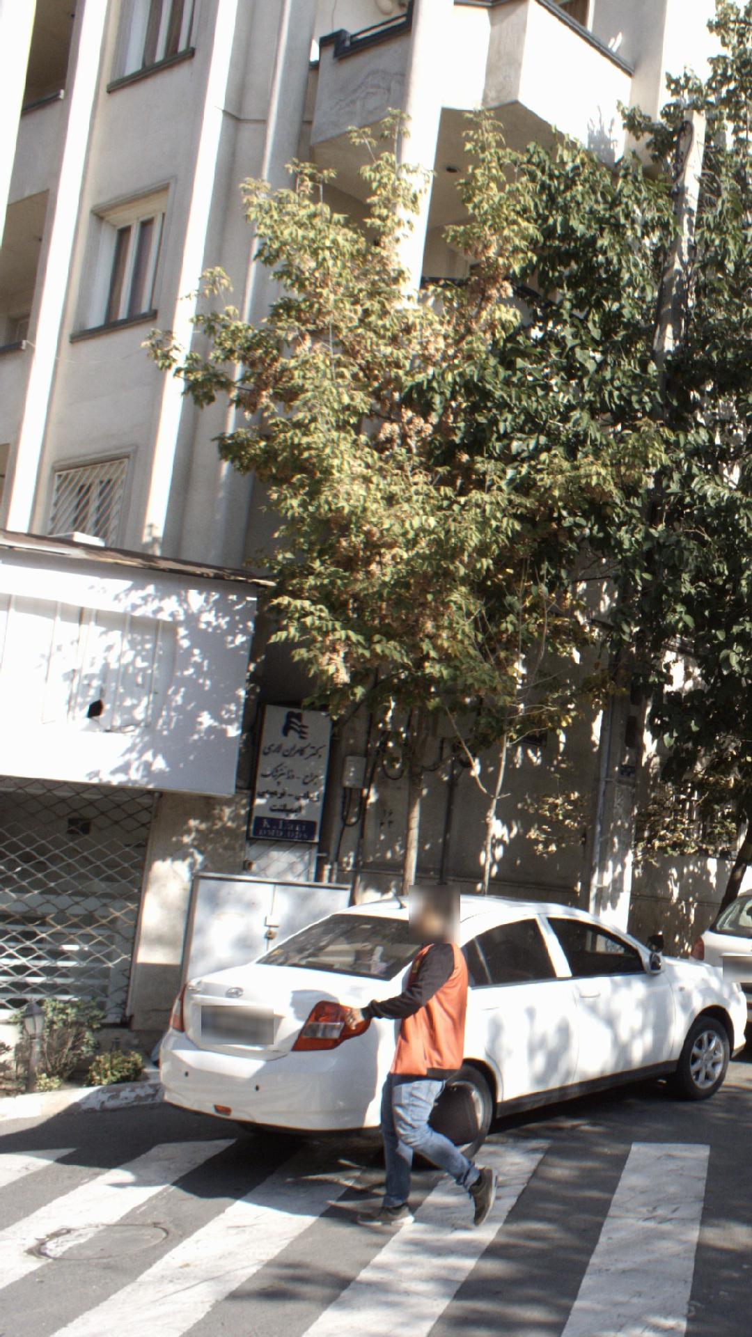 دکتر کامران لاری