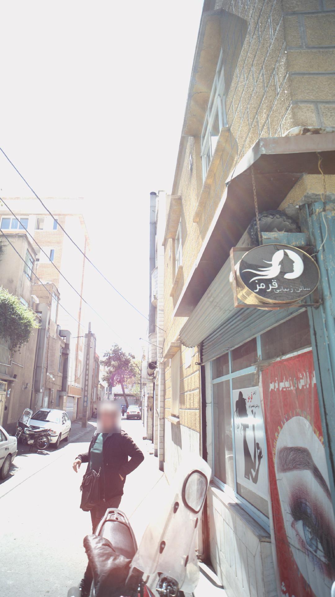 سالن زیبایی قرمز